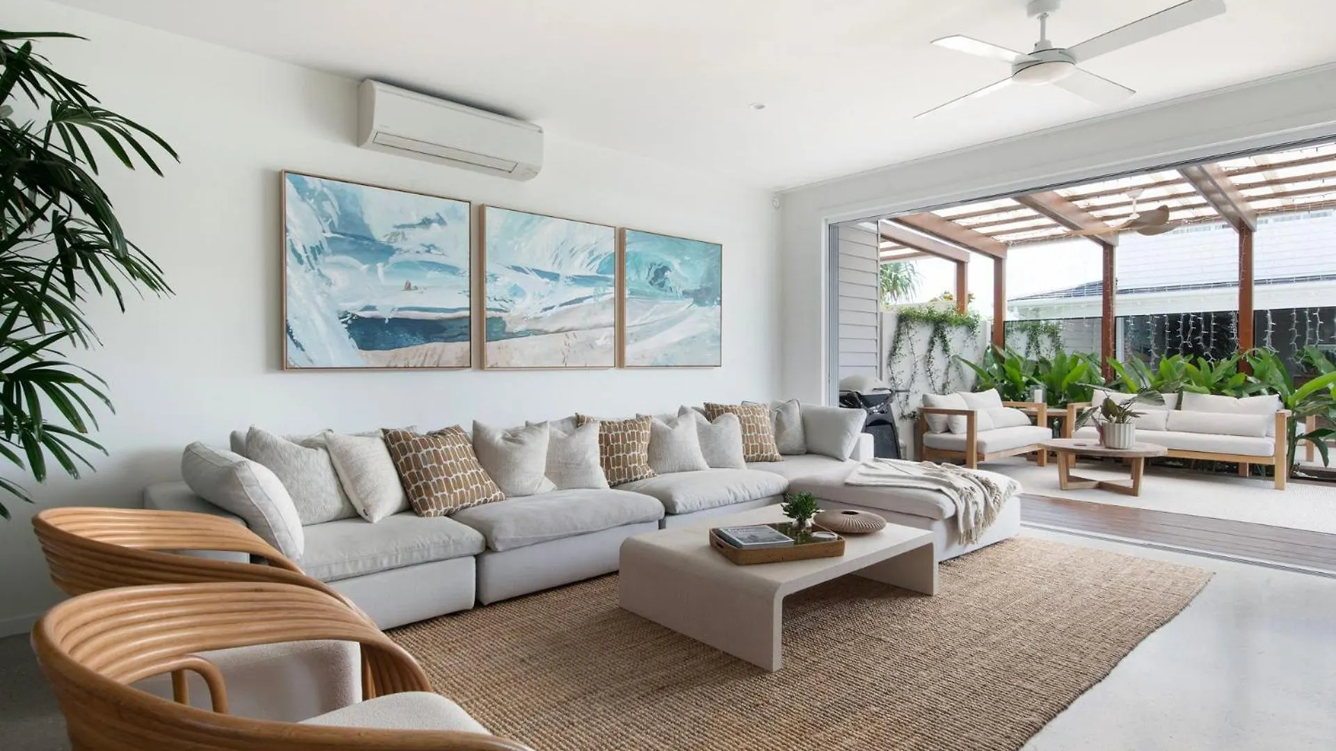 Holiday home Luxury Tri-Level Duplex In Mermaid Beach - Coasthm Gold Coast