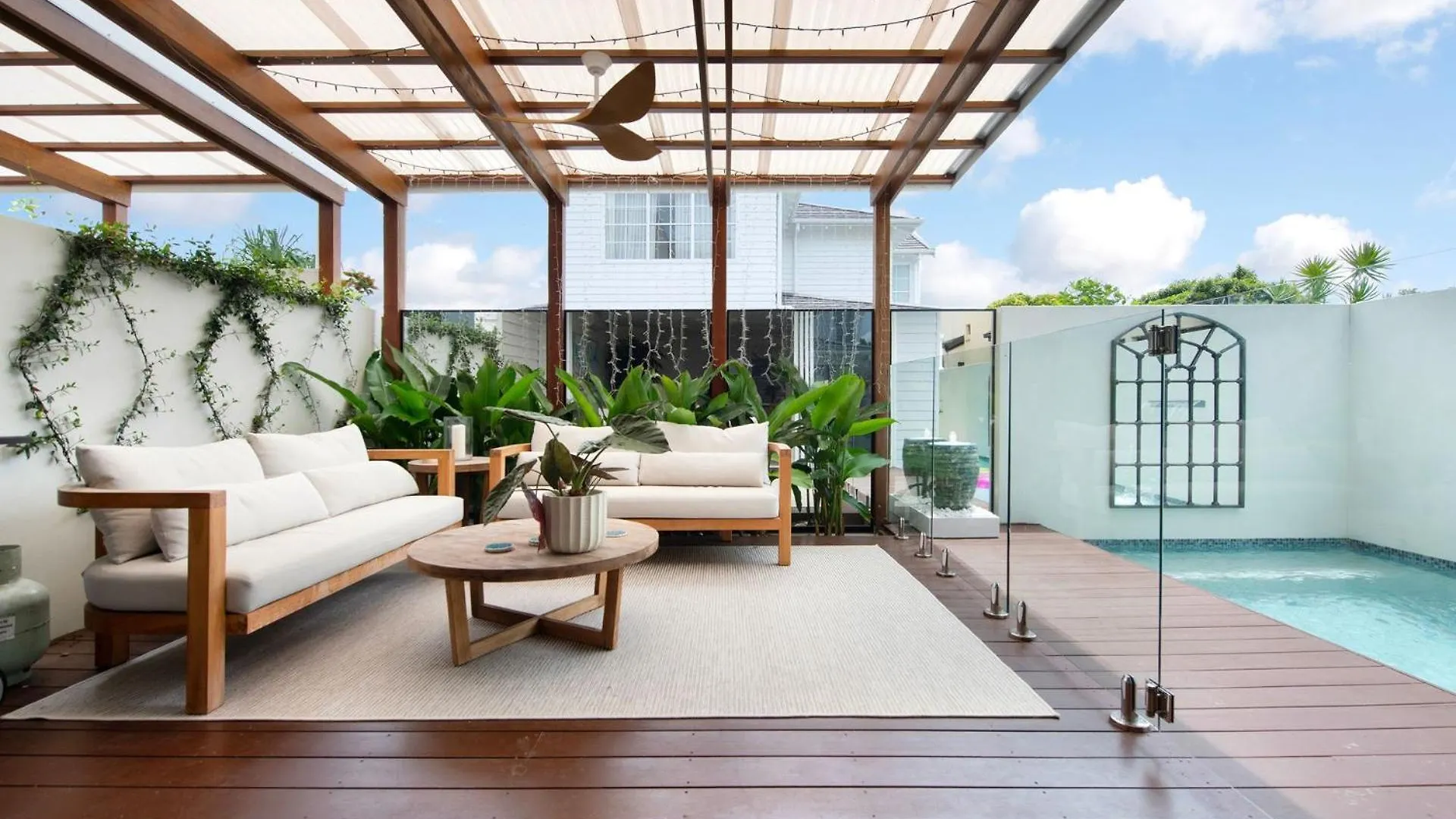Luxury Tri-Level Duplex In Mermaid Beach - Coasthm Gold Coast