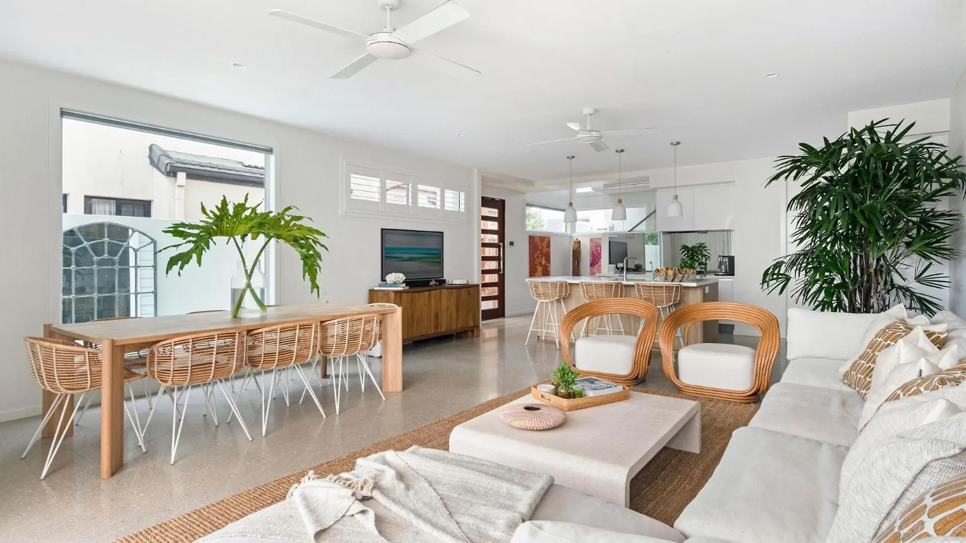 Luxury Tri-Level Duplex In Mermaid Beach - Coasthm Gold Coast Holiday home
